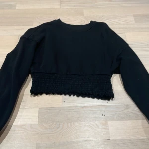 Tröja - En svart långarmad tröja med något mönster längst nere på tröjan. Inte alls tjockt material och är köpt på h&m 🖤