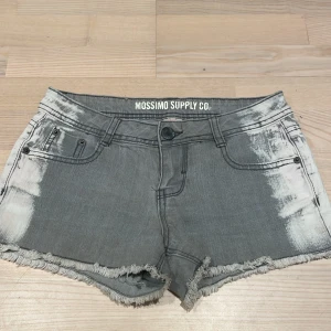 Gråa shorts - Ett par gråa shorts som är köpta på nätet. Perfekta till sommaren och har ett tunt material🤍