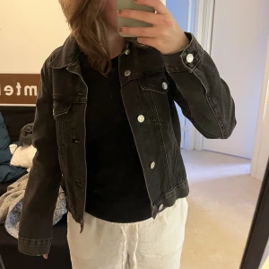Jeansjacka - från BikBok. Super fint skick och knappt använd! Passar även S