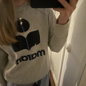 Isabel Marant tröja  - Säljer denna as snygga Isabel Marant tröja, för att den inte kommer till användning lika mycket längre. DIREKTPRIS 1500