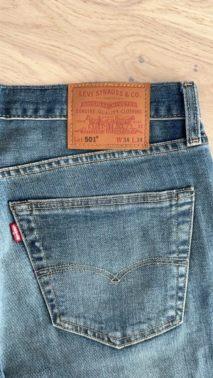 Levis jeans - Säljes då dem inte kommer till användning. Skick som ny. Byxorna är uppsydda som i längd 32 i butik. 