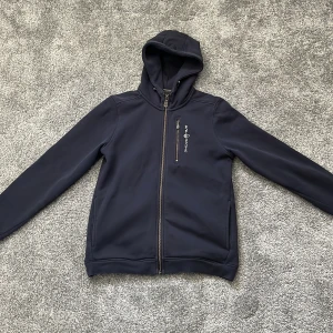 Sail racing hoodie  - Hej, jag säljer nu min sail racing zip hoodie i storlek 170. Den är i väldigt bra skick. Cond 9/10. Hör av dig direkt vid minsta lilla fråga 😊