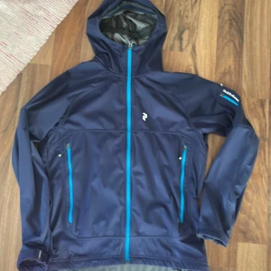 Peak Performance jacka - Hel och knappt använda softshelljacka från Peak. Finns ett litet hål (zooma in) till vänster om dragkedjan i höjd med märket på bröstet. Annars hel och fin.