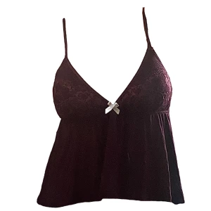 Omgjord y2k topp  - super fint linne som jag sytt om till ett linne från en klänning. Perfekt till sommaren! Från victoria secret org. Har justerbara snören och man kan ha linnet utan bh! . Köparen står för frakt. 💓Använd gärna ”köp nu” <3 