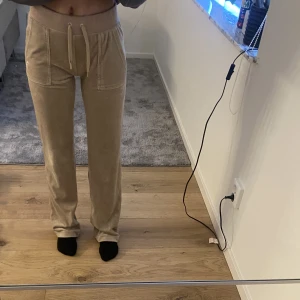 Juicy byxor - Juicy byxor i beige, köpt nya i en färg som jag tycker passar mig bättre så änvönder inte dom här längre👍🏻