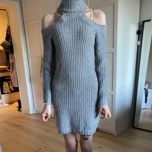 Grå stickad klänning - Grå oanvänd stickad klänning