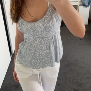 Topp - Var tvungen att lägga ut annonsen på nytt. Toppen är från brandy Melville som passar superbra till sommaren/våren. Säljer då den inte kommer till användning längre och är endast använd ca 3 gånger. Nypris 240kr. 