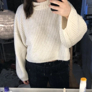 Cropad stickad tröja - Säljer denna kroppade stickade tröja från Gina Tricot då jag inte fått användning för den. Har endast använts två gånger så den är som ny💕 tvättas innan frakt och skriv om fler bilder önskas