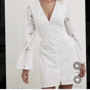 Vit klänning från NA-KD  - Helt ny och slutsåld klänning från nakd. Jättefin men passade inte mig därav säljer jag den. 