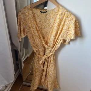 Gul volang klänning  - Gul volang klänning i väldigt tunt  material, aldrig använd