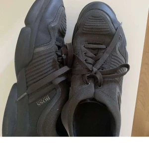 Hugo boss skor  - Strl 42 och köpt för 2500 men säljs för 400. 