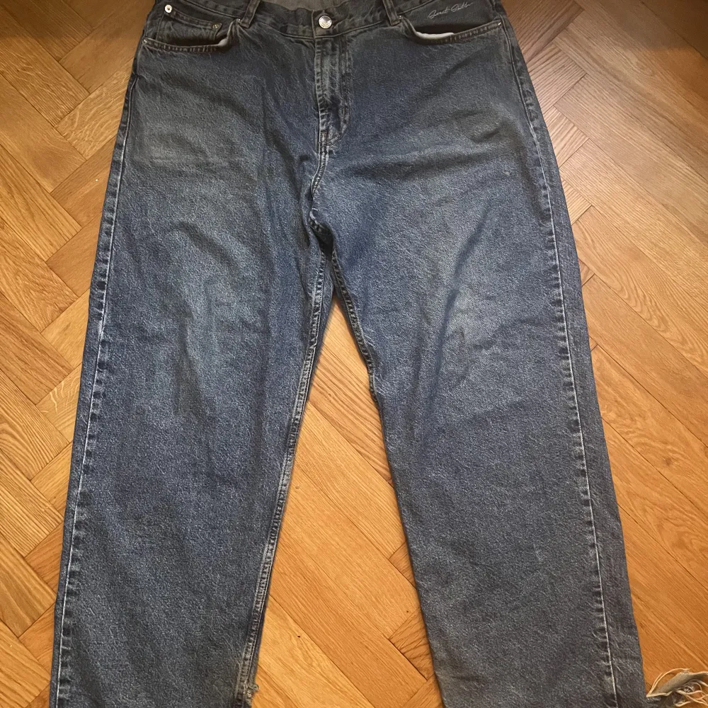 •  storlek L ﻿•  mid waist ﻿•  100% bomull  https://junkyard.com/sv/p/sweet-sktbs-big-skate-jeans-morkbla-jeans-loose-unisex/7338631_F591  - använda med fransiga ben, möts upp på Södermalm men går att skicka.. Jeans & Byxor.
