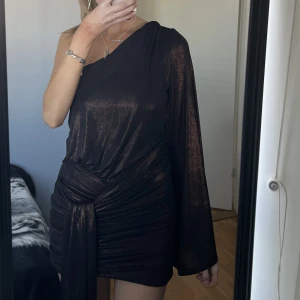 Zara klänning  - Säljer denna skit snygga klänning från zara 😍😍😍