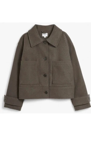 Brun Kappahl kappa  - Säljer nu min fina kappa från Kappahl som är slutsåld överallt! Har enbart haft den 2 månader (jättefint skick) då jag har massa andra jackor så kommer denna inte till användning💞(den andra bilden är lånad) 