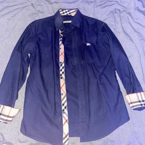 Burberry Skjorta Marinblå - Burberry skjorta storlek M äkta