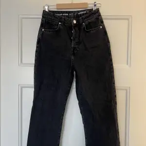 Jag säljer mina svarta jeans från Bikbok i modellen Regular Wide. Storlek 27/32 (se bild), passar mig som är 169 lång men passar även er som är ett par cm längre💕
