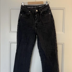 Jeans - Jag säljer mina svarta jeans från Bikbok i modellen Regular Wide. Storlek 27/32 (se bild), passar mig som är 169 lång men passar även er som är ett par cm längre💕