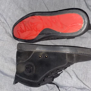 Louboutin skor bra skick - Louboutin skor perfekt till student eller finare tillfällen. Knappt använda.