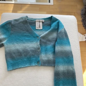 Stickad tröja  - En blå croppad stickad tröja! Jätte jätte fin men kommer inte så mycket till användning. Köpt på asos, säljer för 150kr + frakt 📦 