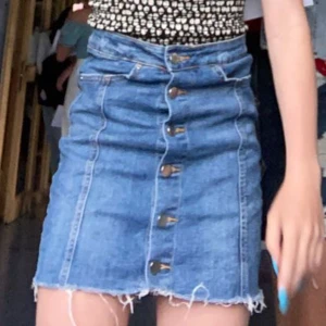 jeanskjol  - jeanskjol från ginatricot! bra skick endast använd fåtal gånger💓