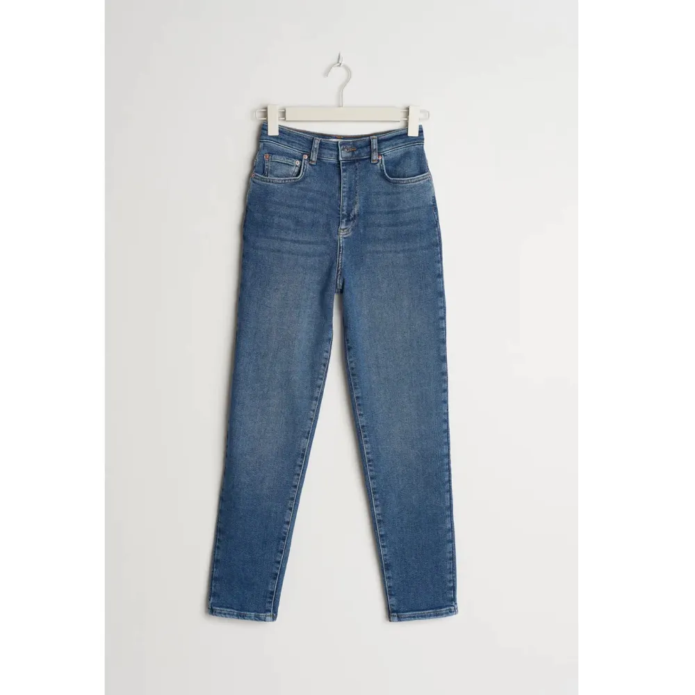 Mörkblå Mom jeans ifrån Gina tricot med stretch i storlek 40 (passar även mindre och större). Använda 1 gång. Köparen står för frakten. . Jeans & Byxor.