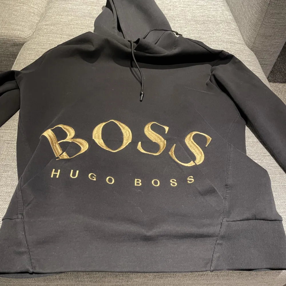 Säljer min Hugo boss hoodie storlek M passar S sällsyn med märkte på magen köpa för 2200 har hänvänt den några gånger inga hål i ungefär som ny. Hoodies.