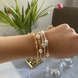Armband - Lite intressekoll på armband/fotlänk som jag gör själv med elastiskt band. Har tänkt sälja 2 för 60+frakt på ca 15kr. 🤍kan göras lite hur man vill 🌞