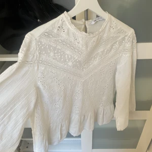 Zara blus - Vit Zara blus som är köpt förra sommaren 💗 Använt några få gånger, inga tecken på att den är använd!! Säljer för 200kr exklusive frakt 🙈💗Den är M men jag brukar ha S och den sitter som den ska 🫶🏼