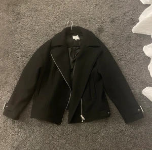 Kappa - Svart kappa från nakd med coola detaljer. Använd fåtal gånger och säljs pga. får ingen användning av den. Skriv för fler frågor/bilder!💗💗