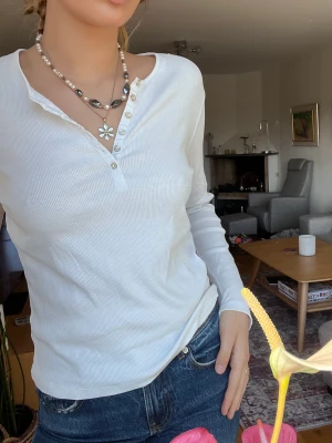 Långärmad vit tröja  - Vit långärmad ”farfars tröja” med knappar ifrån zara. Använd fåtal gånger 