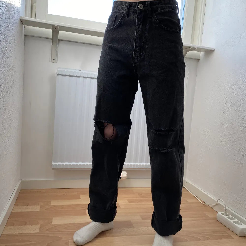 ett par svarta ripped wideleged jeans, från shein i storlek XXS, använd ett par gånger. Köpet är bindande . Jeans & Byxor.