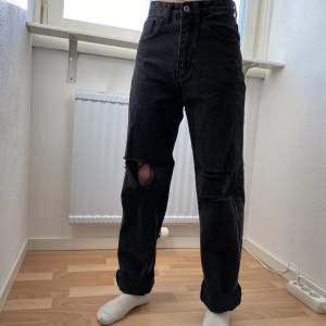 ett par svarta ripped wideleged jeans, från shein i storlek XXS, använd ett par gånger. Köpet är bindande 