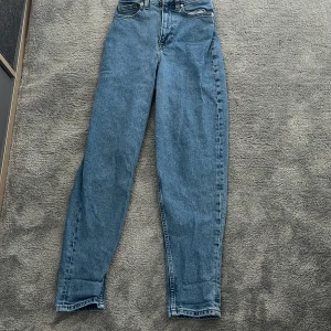Highwaist jeans - Här är mina högmidjade byxor som jag säljer! Oanvända och köpte på hm för 300kr😘