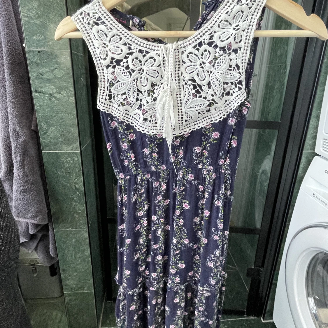 Vacker trendig sommarklänning