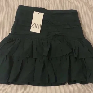 Zara kjol - Säljer denna super snygga zara kjol då den inte kommer till användning! Köptes här på plick för 250kr. Lappen är kvar, alltså aldrig använd 🫶🏽 Det är bara sista bilden som är min, de andra är lånade! ❤️