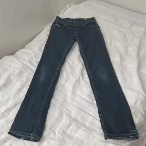 lågmidjade jeans - Fina lågmidjade jeans från diesel🙃 De är med straight i benen, säljer då de är för små för mig!💗