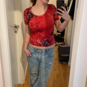 Snygg topp ! - Jätte härlig vintage topp, y2k style. Passar perfa till ba ett par jeans eller en kjol. Sitter as bra. Står ingen storlek men skulle gissa på M. Fina detaljer🫶🏼