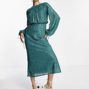 Grön/blå midi klänning  från ASOS endast använt 1 gång  Nypris 1139kr