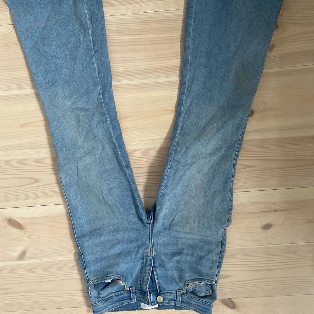 Säljer ett par blåa jeans för dem har blivit för små. Använt ett par gånger. . Jeans & Byxor.