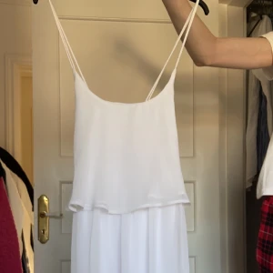 Student sommar klänning - Klänningen fick inte plats i hela bilden, den är till knäna ungefär. Passar alla storlekar från S-L 😍 från nelly använd en gång på studenten, priset är inte fast 