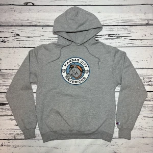 Champion Hoodie Grå (Kansas City) - Märke: Champion Typ: Hoodie Färg: Grå Kroppstyp: Unisex Skick: Mycket Bra   Sparande av miljö  30x  lägre utsläpp jämfört med ny vara Sparat vatten ca 3950 liter Sparat CO2 ca 6.8 kg