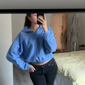 Collagetröja - Super skön collagetröja med halv zip. Den har också den finaste blåa färgen🤩 
