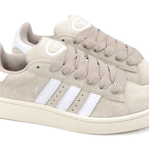 Adidas campus 00s - Oanvända, helt nya beigea adidas skor model campus 00s. Jättesnygga! Säljer då jag beställde hem två olika storlekar, varav dessa inte passa. Kommer med vita skosnören, i ordinarie förpackning.