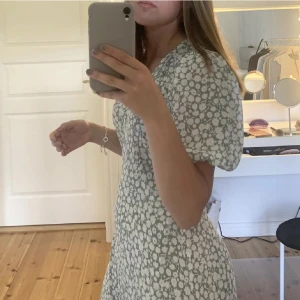 Klänning från Vero Moda - Blommig klänning från vero Moda💚. Superfin men tyvärr för liten för mig nu. Använd ca 2 gånger. ✨skicka privat för fler bilder!