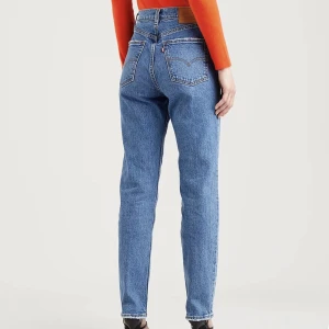 Levi’s 70’s High Slim straight sonoma - Anmärkning: vikt sig lite vid midjan, se bild. Annars som nya, varsamt använda Straight modell så mer som mom jeans
