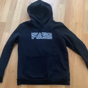 Svart puma hoodie - En puma hoodie som är använd en gång storlek m