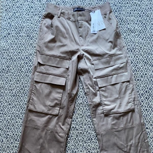 Cardigan byxor  - Super snygga cardigan byxor  Köptes på zara på rea för 299 (org.pris 499)  Aldrig använt, lapp sitter kvar  Storlek XS men lite större i storlek 