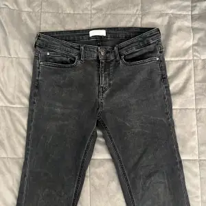 Säljer ett par jättefina svarta jeans från zara.  De är bootcut och mid/low waisted.