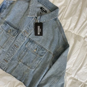 Jeansjacka  - Jeansjacka i en croppad oversized modell. Helt ny med lapp kvar. 