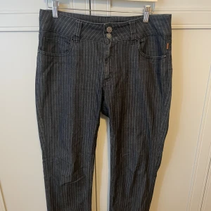 Vintage lowrise jeans - Mina älsklingsjeans som tyvärr inte passar längre! Perfekt lowrise, de sitter precis under navel. Köpta secondhand och varsamt använda.  Raka i modellen men något utsvängda nertill Kritrandiga